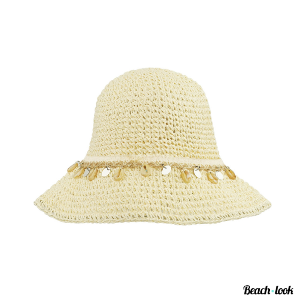 Beige Ibiza strandhoed met schelpjes en zilveren bedeltjes, lichtgewicht en flexibel.