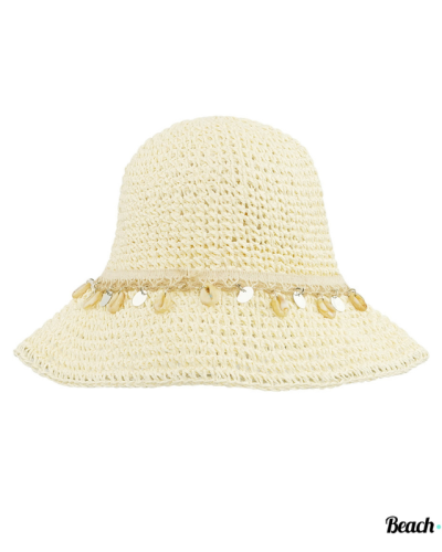 Offwhite Ibiza strandhoed met schelpjes en zilveren bedeltjes, lichtgewicht en comfortabel.