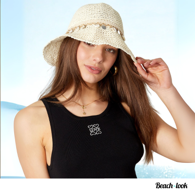 Bruine strandhoed gedragen door model – Ibiza look voor zomerse dag.